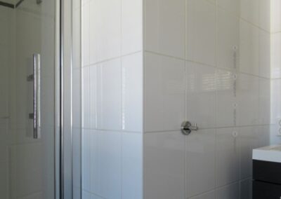 Badkamer met witte tegels en voegen